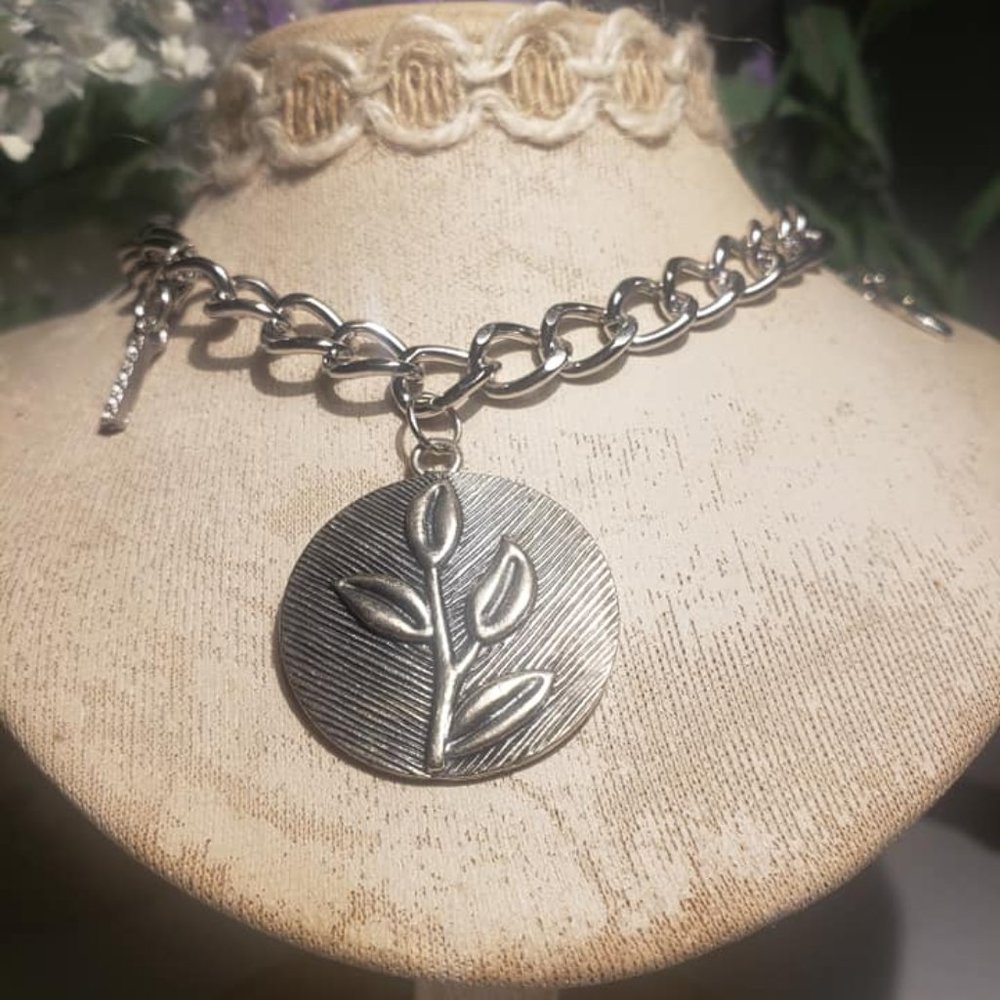 Beautifully engraved Flower Choker